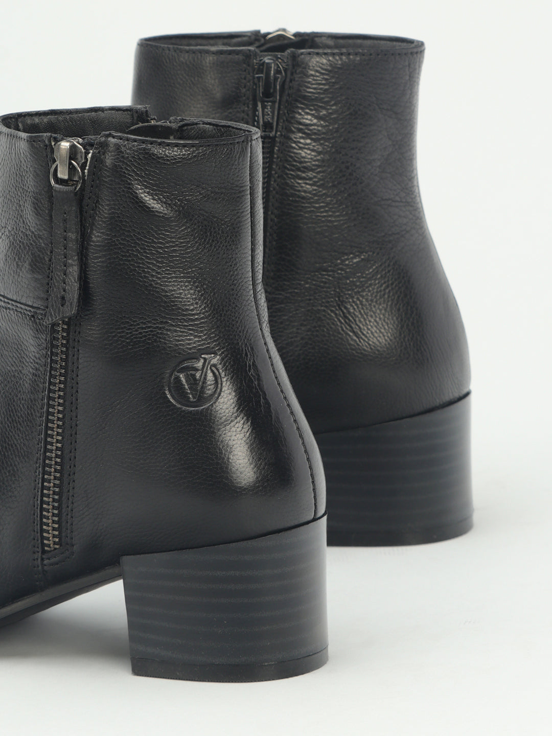 Venus Eye Catching Pointed Toe Boots