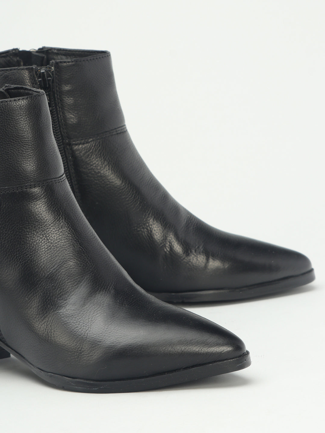 Venus Eye Catching Pointed Toe Boots